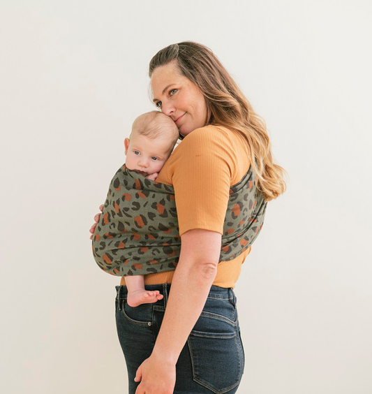 Mama nosi niemowlę w Chuście Kółkowej Tula Olive Leopard