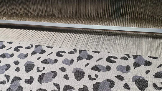 Zdjęcie tkaniny Snow Leopard podczas procesu tkania