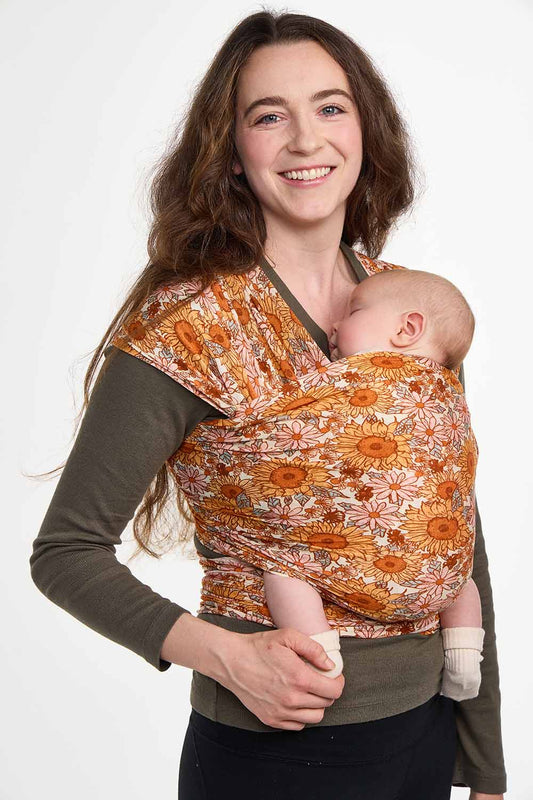 Radosna mama z niemowlakiem w chuście elastycznej Sunflower