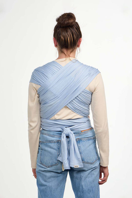 Mama z dzieckiem w Chuście elastycznej blue - widok wiązania z tyłu