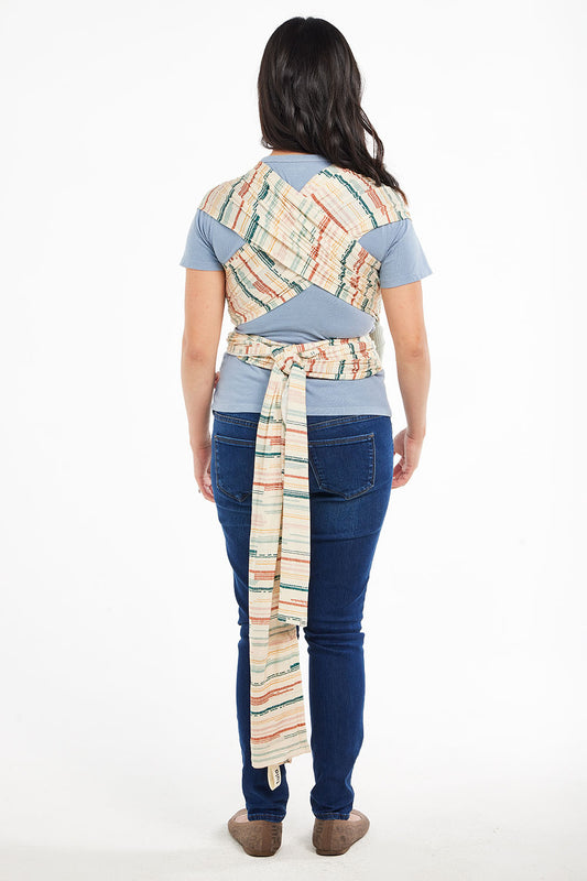 Zdjęcie Mamy z dzieckiem w chuście elastycznej Tula Geode pokazujące wiązanie chusty z tyłu