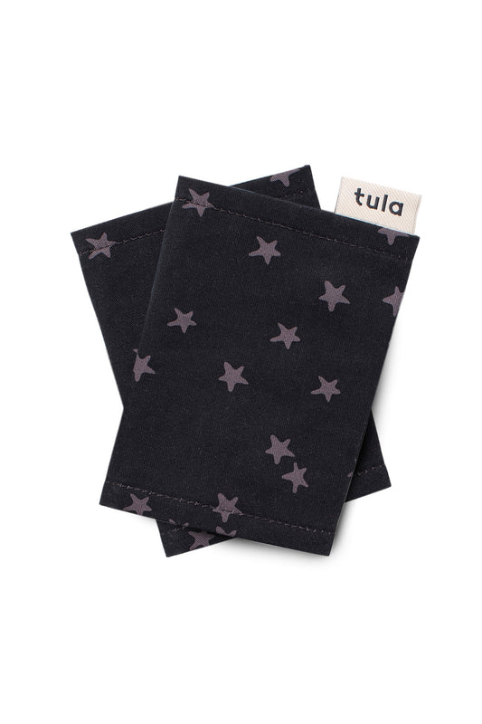 Droola Śliniaki na Szelki Tula Discover z wzorem delikatnych gwiazdek na czarnym tle.