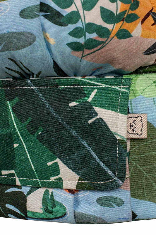 Zbliżenie na wzór na kieszonce nosidełka Explore In the Jungle