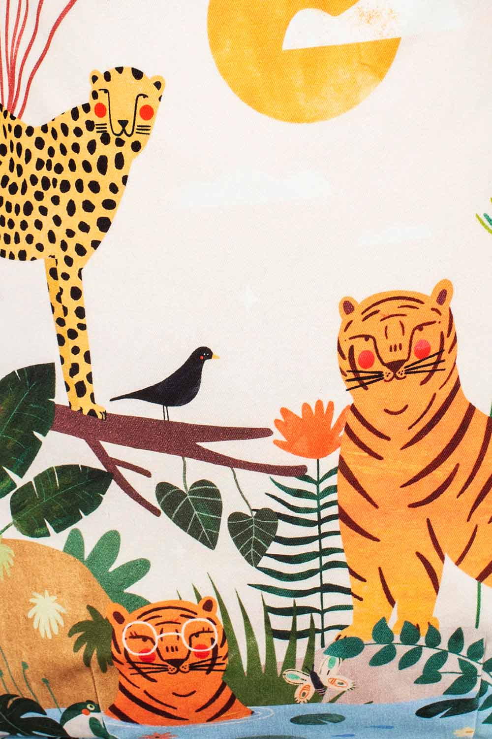 Zbliżenie na wzór nosidełka Tula In the Jungle