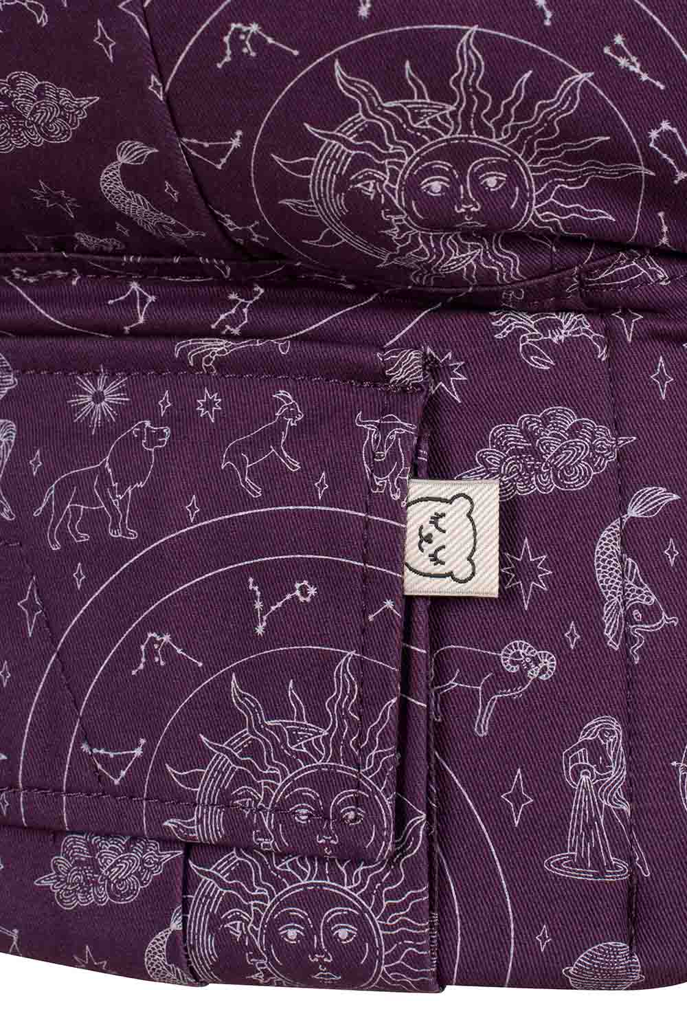 Zbliżenie na kieszonkę nosidełka Tula Toddler Zodiac Skies