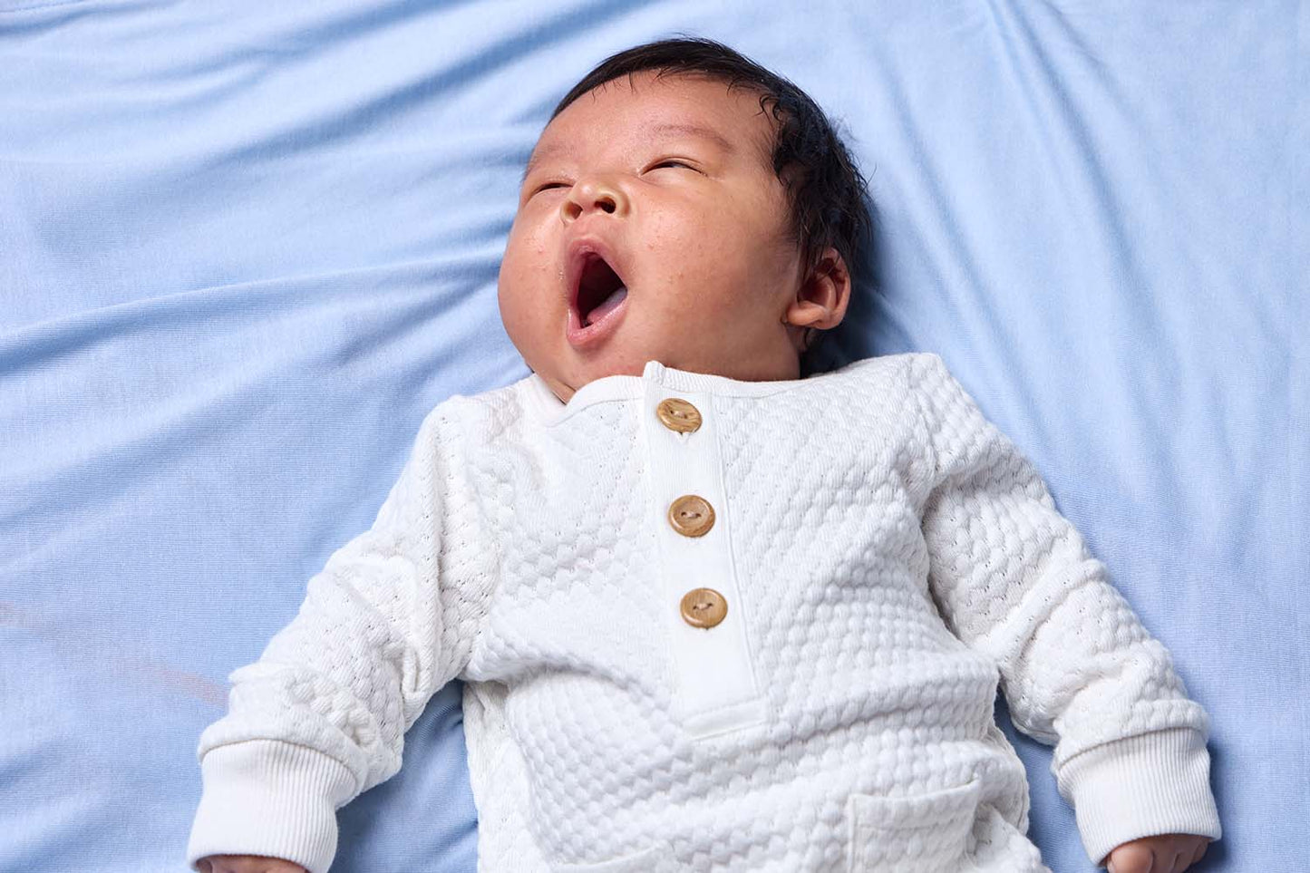Noworodek na otulaczu Tula Tencel Blue