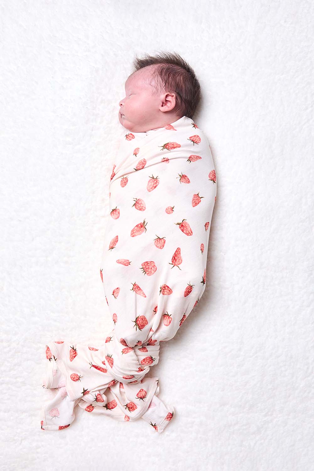 Niemowlę otulone kocykiem Tula Strawberry