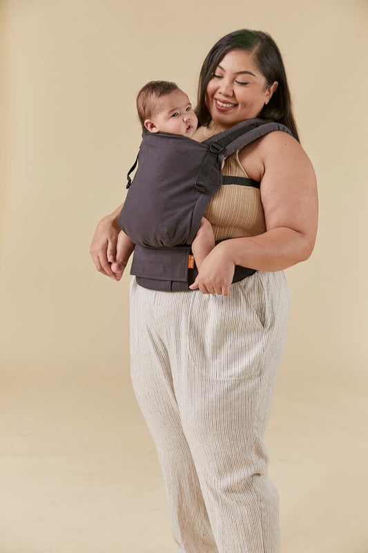 Zaciekawione dziecko noszone przez mamę w miękkim nosidełku Tula Hemp Free-to-Grow