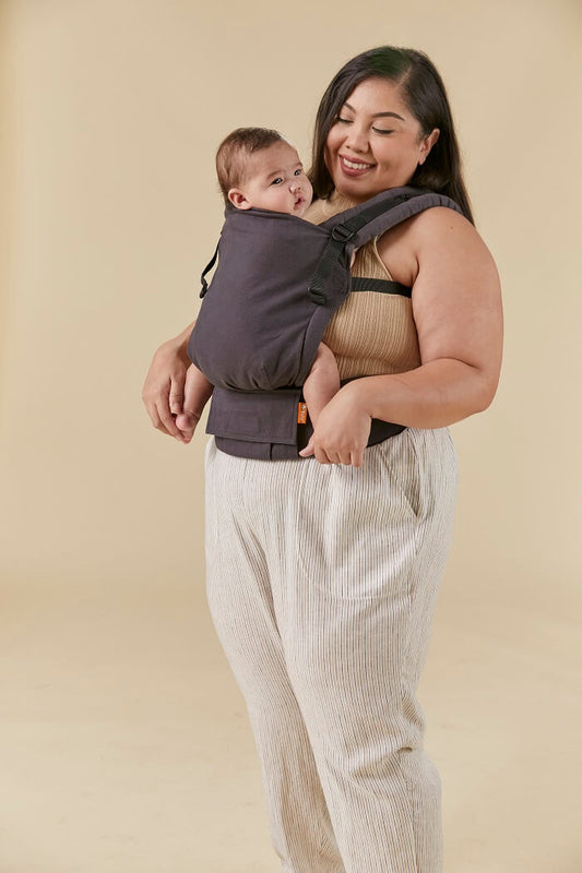 Zaciekawione dziecko noszone przez mamę w miękkim nosidełku Tula Hemp Free-to-Grow