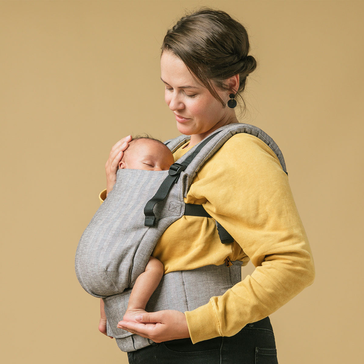 Mama tuli niemowlę w nosidełku Tula Free-to-Grow