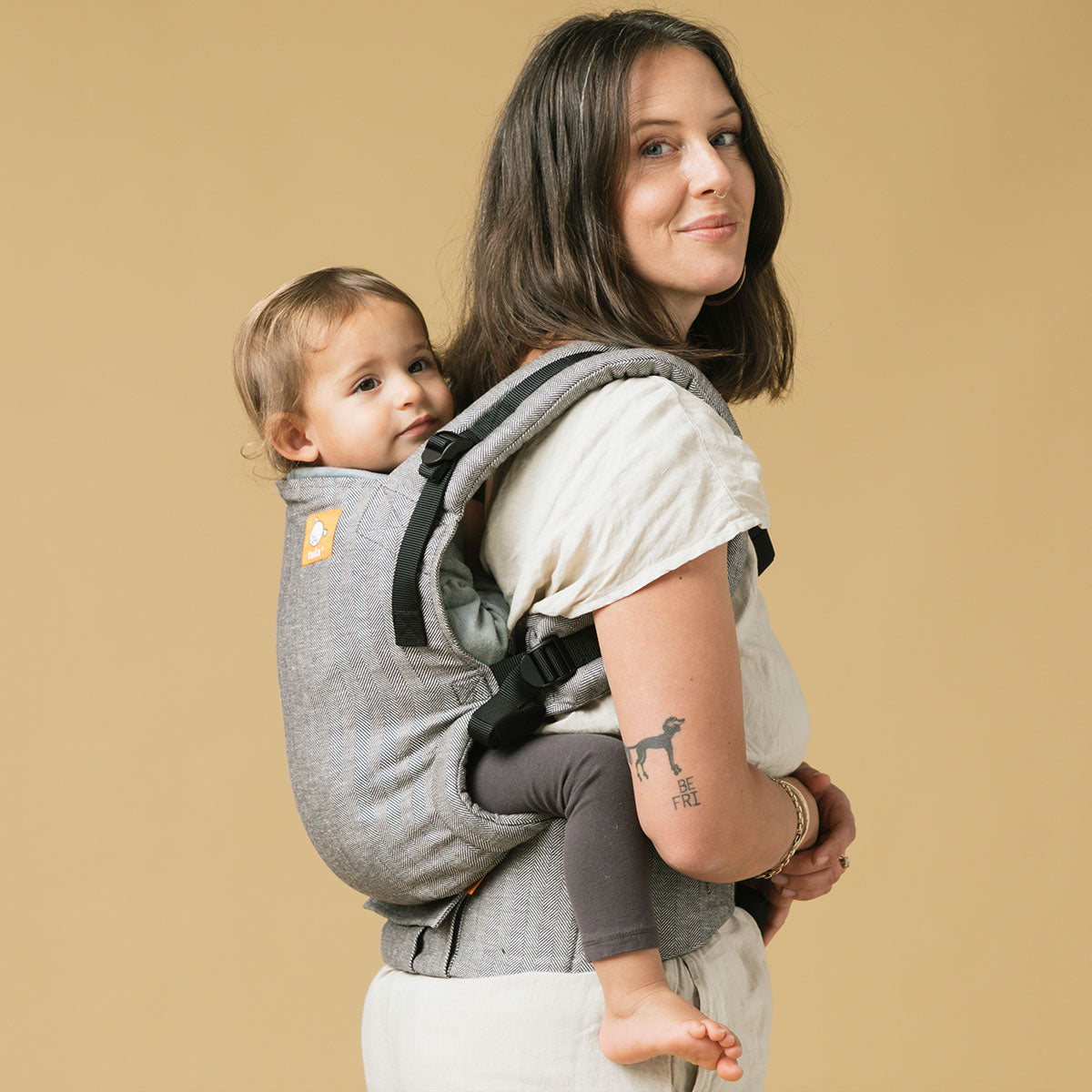 Mama nosi dziecko na plecach w nosidełku Tula Free-to-Grow