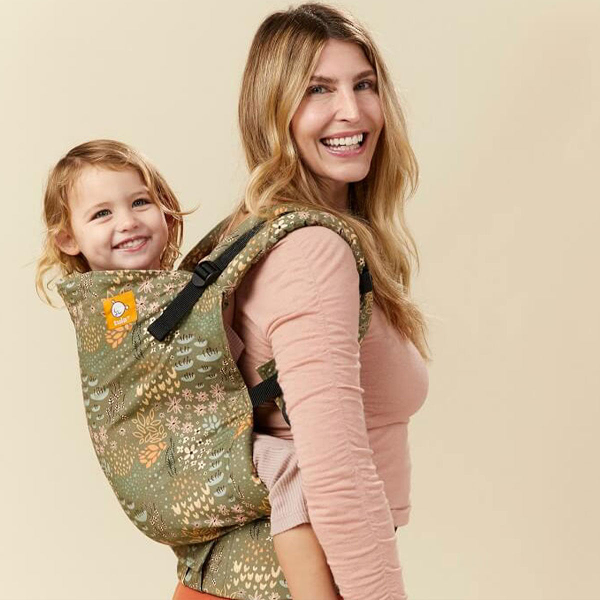 Mama nosi córkę w nosidełku Tula Toddler w pozycji na plecach