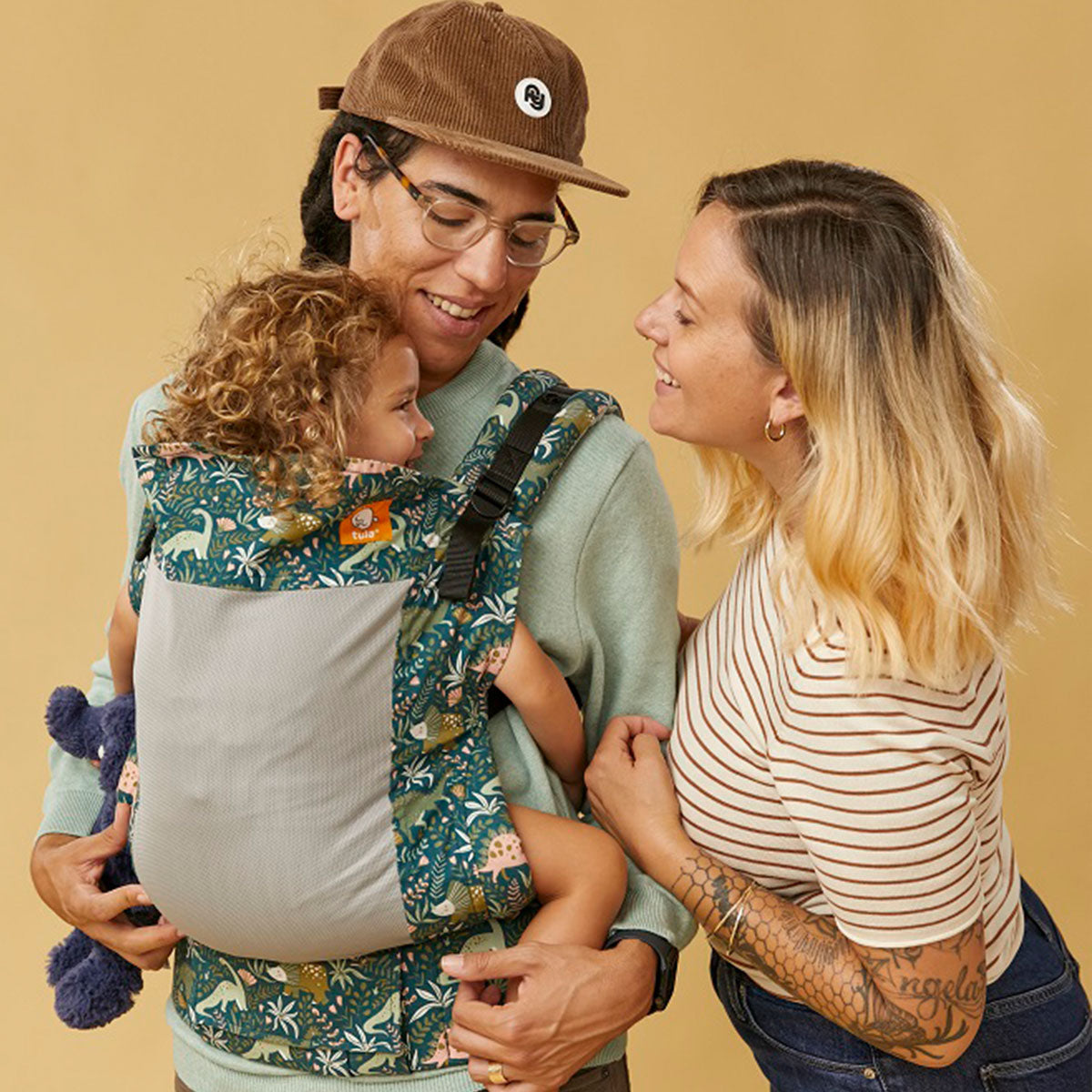 Rodzina z dzieckiem w nosidełku Tula Toddler