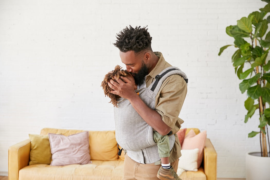 Tata tuli dziecko w nosidełku Tula Linen Toddler Ash