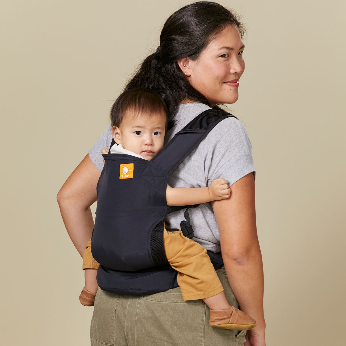 Mama nosi synka w nosidełku Tula Lite w pozycji na plecach
