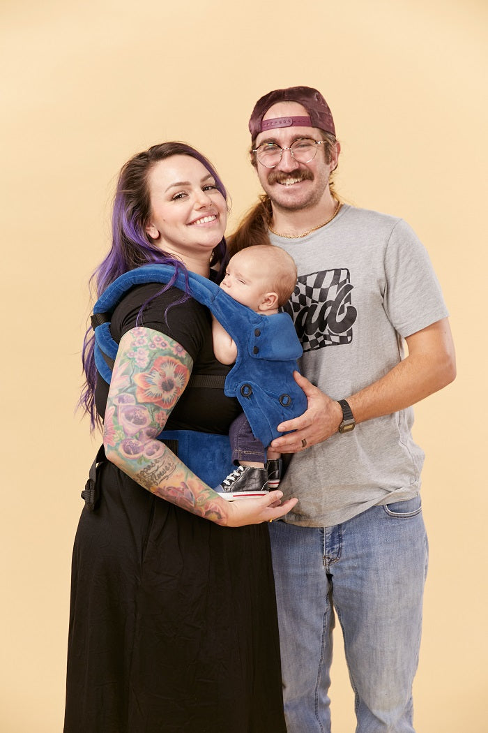 Rodzice z dzieckiem w nosidełku Tula Explore Velour Sapphire
