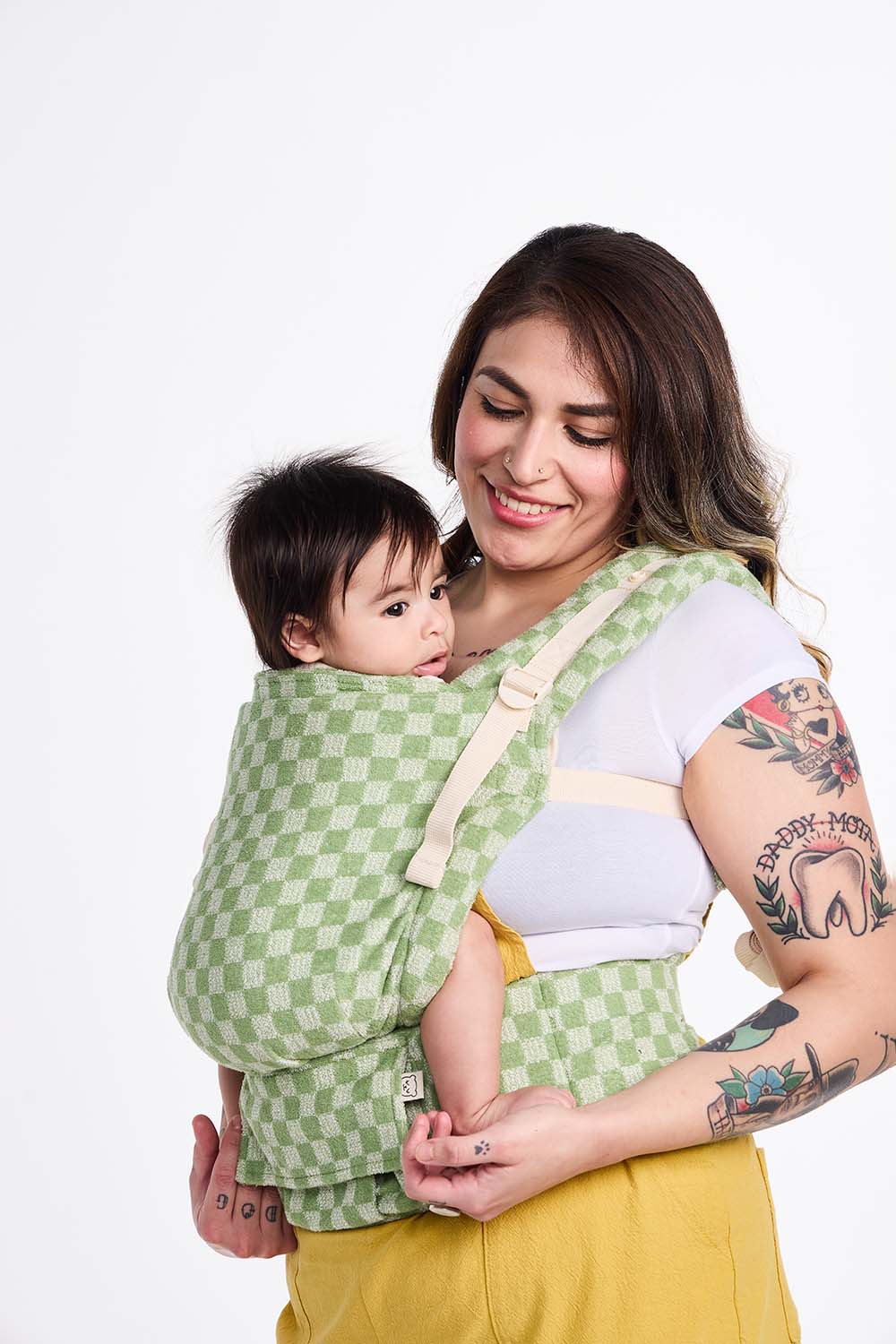Uśmiechnięta mama z dzieckiem w nosidełku Frotte Terry Free-to-Grow Clover