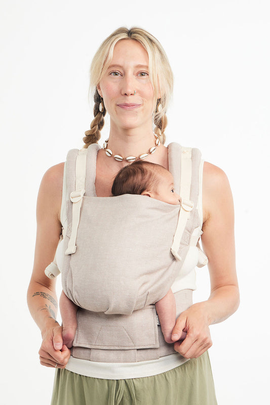 Mama nosi noworodka w nosidełku Tula Linen Free-to-Grow z lnu i czesanej bawełny