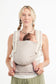 Mama nosi noworodka w nosidełku Tula Linen Free-to-Grow z lnu i czesanej bawełny