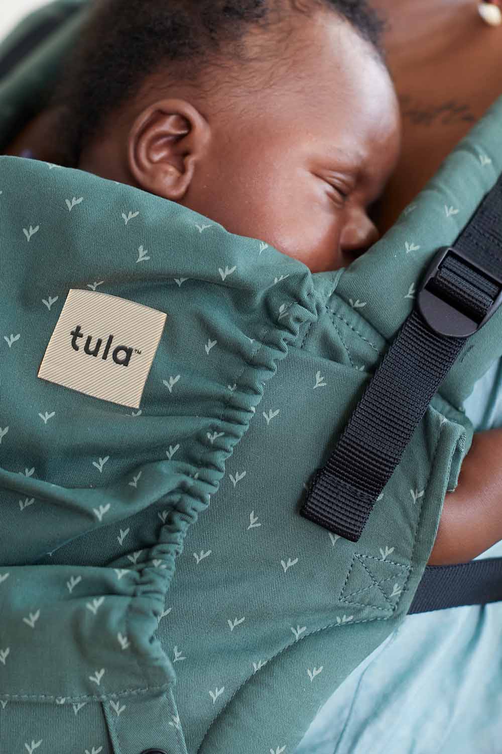 Zbliżenie na dziecko śpiące w nosidełku Tula Free-to-Grow Seedling