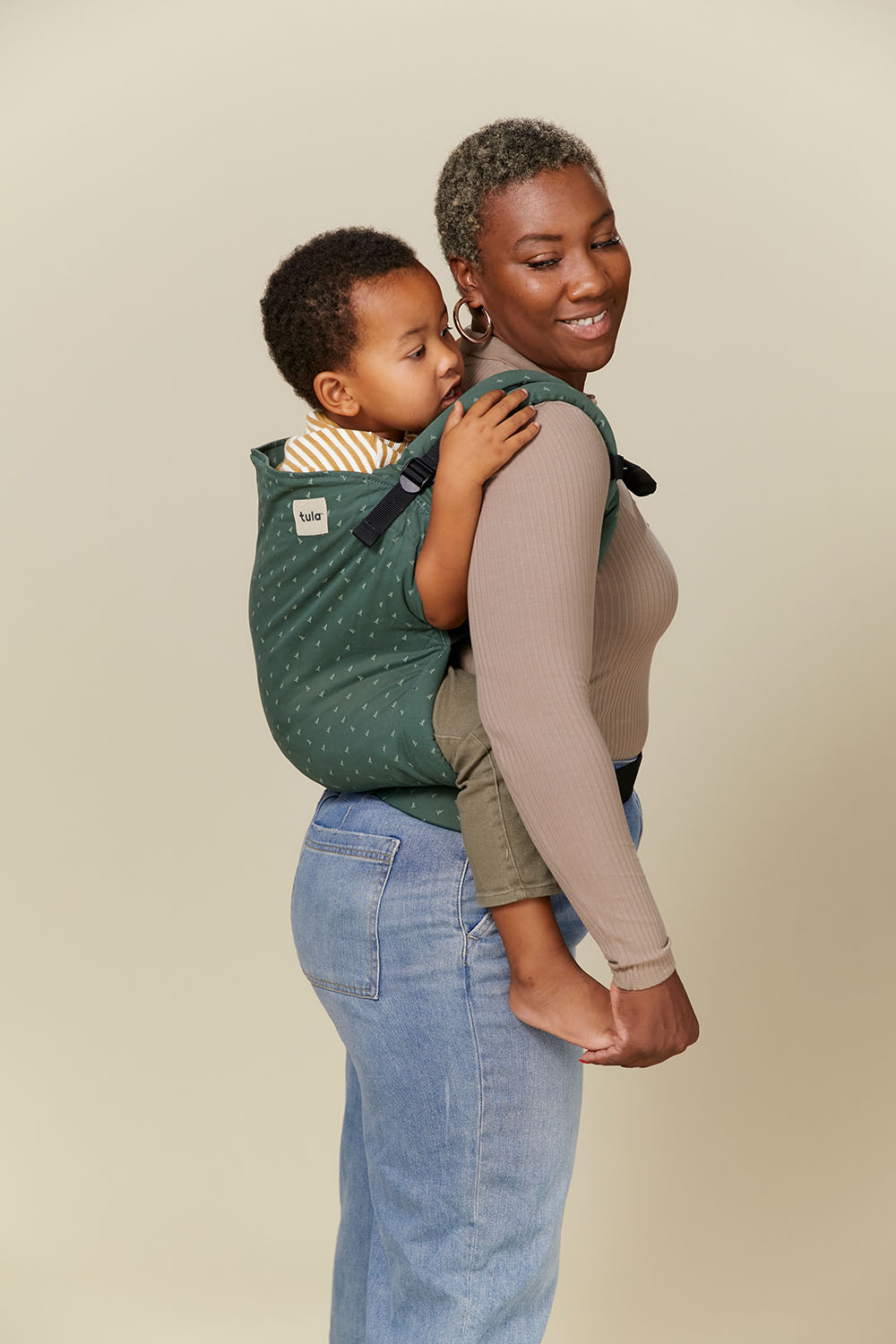 Mama nosi synka w nosidełku Tula Preschool na plecach