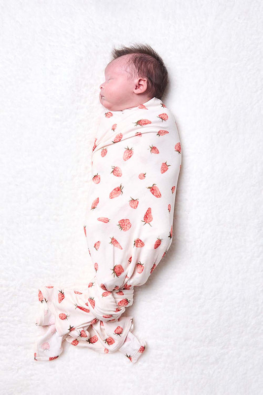 Niemowlę otulone kocykiem Tula Strawberry