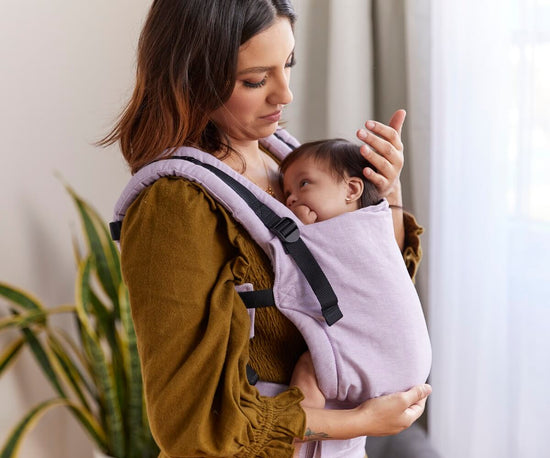 Mama nosi dziecko w nosidełku Tula Linen Free-to-Grow Starling