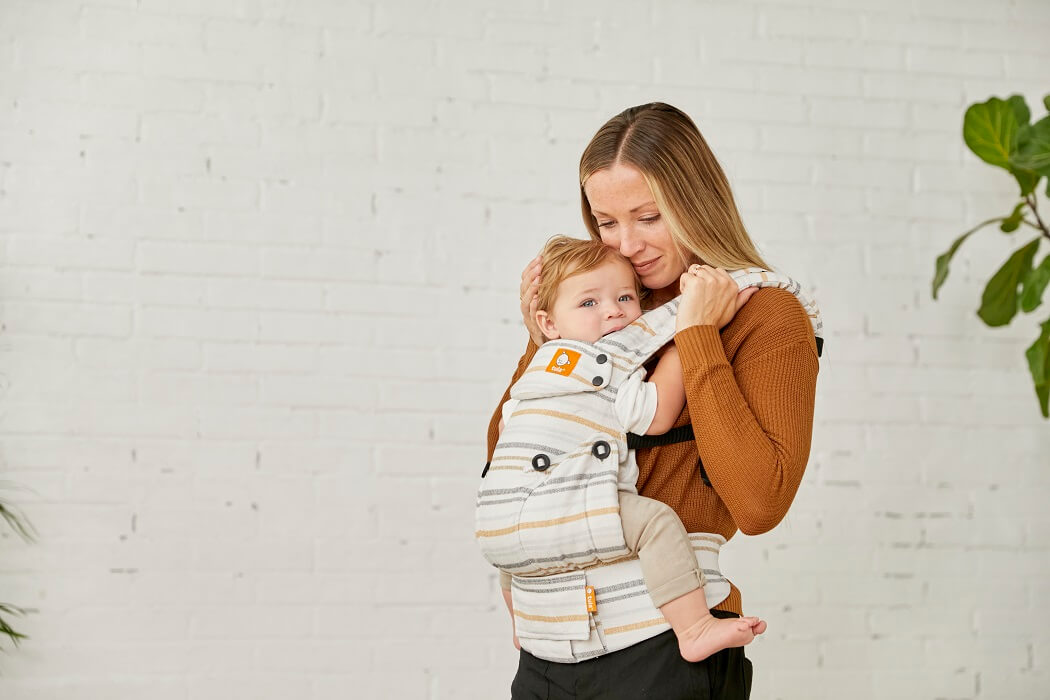 Mama z dzieckiem w ergonomicznym nosidełku dla niemowląt z konopi. 