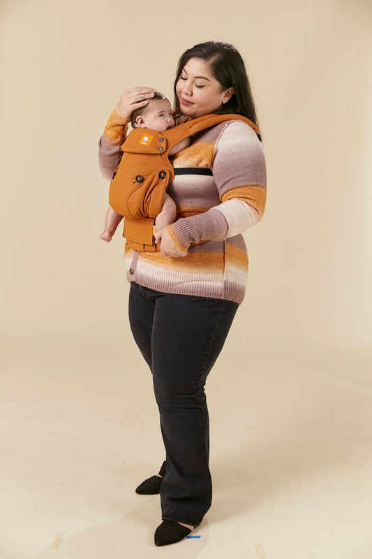 Mama z dzieckiem w miękkim nosidełku dla niemowlaka Tula Hemp Explore w pozycji przodem do rodzica 