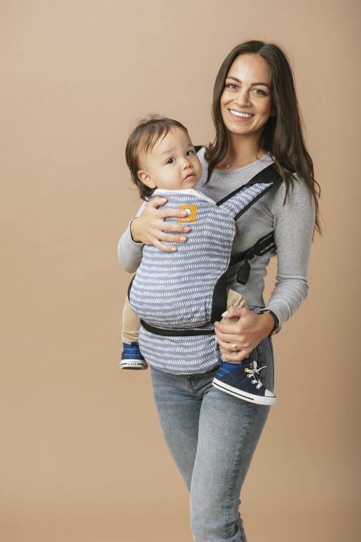 Mama nosi dziecko w nosidełku Tula Lite