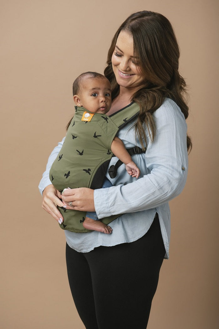 Mama nosi zaciekawione dziecko w nosidełku Tula Lite Soar
