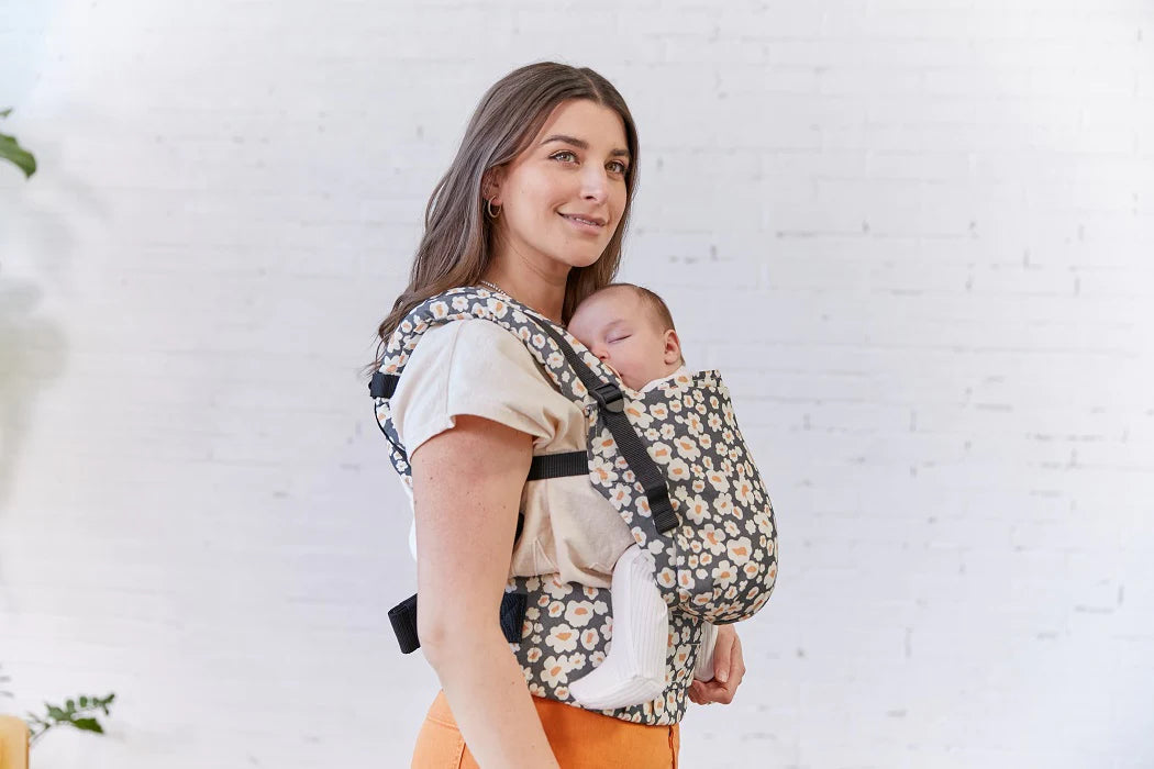 Mama nosi niemowlę w nosidełku Tula Free-to-Grow Nightbloom.