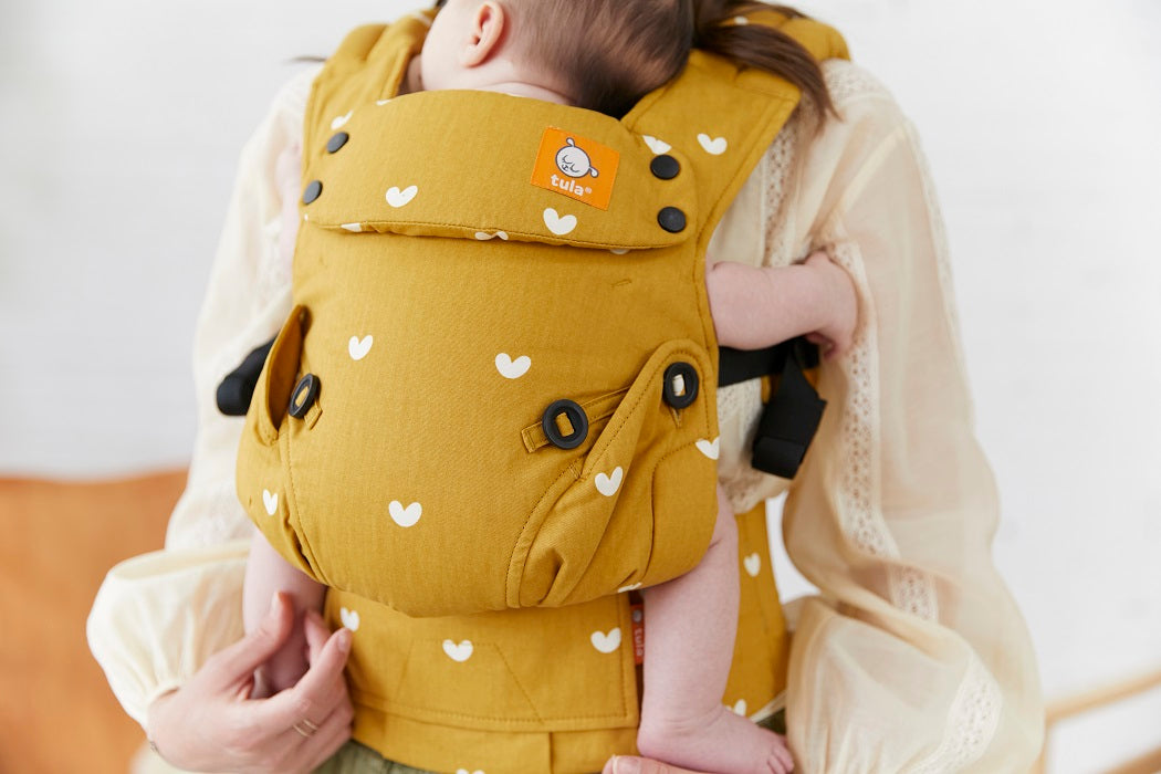 Zbliżenie na dziecko śpiące w ergonomicznym nosidełku Tula Explore Play