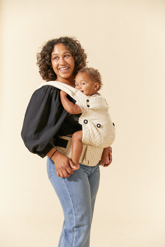 Mama nosi dziecko w pozycji przodem do rodzica w nosidełku Tula Explore