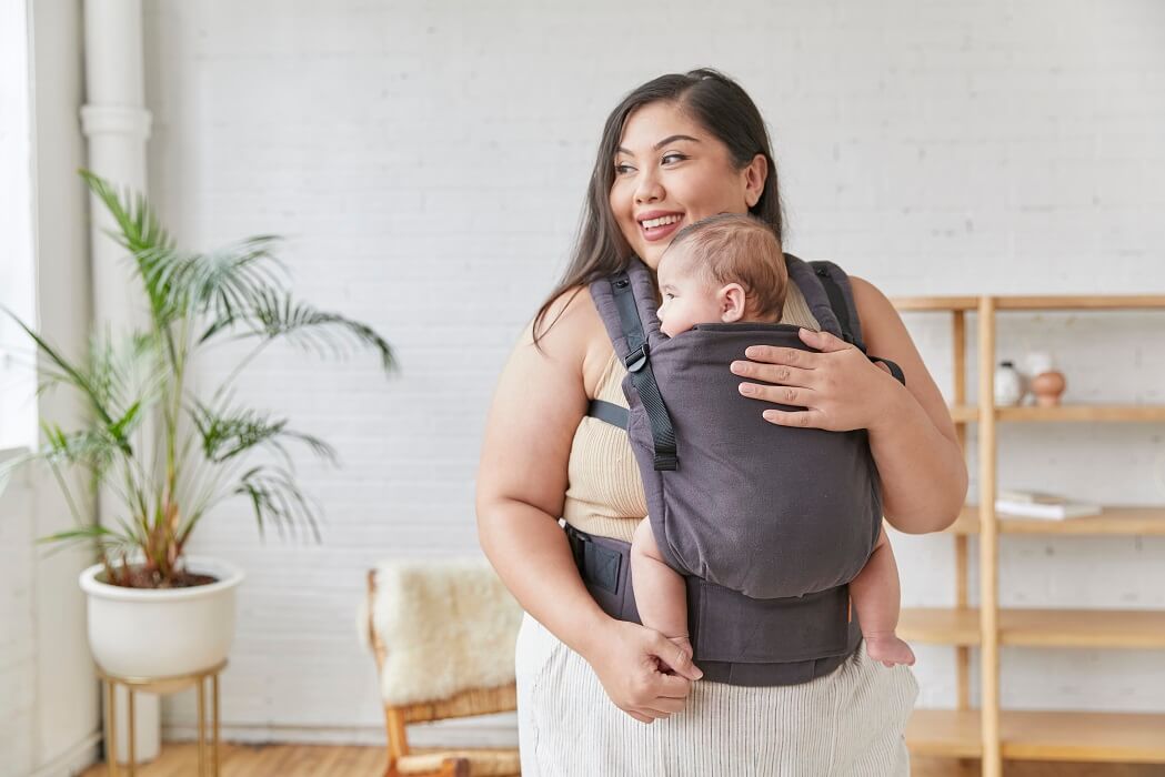 Mama nosi malutkie dziecko w miękkim nosidełku Free-to-Grow Hemp z konopi