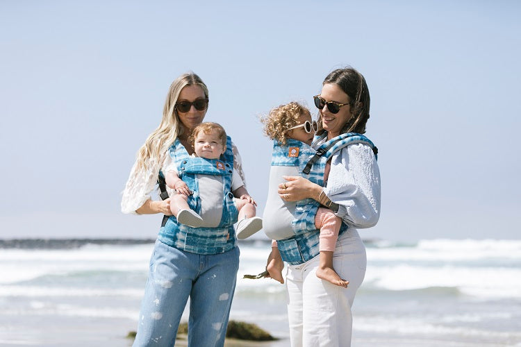 Dwie mamy, obie noszą Dzieci w nosidełkach Tula Coast Shoal, jedna w nosidełku Explore druga Toddler.