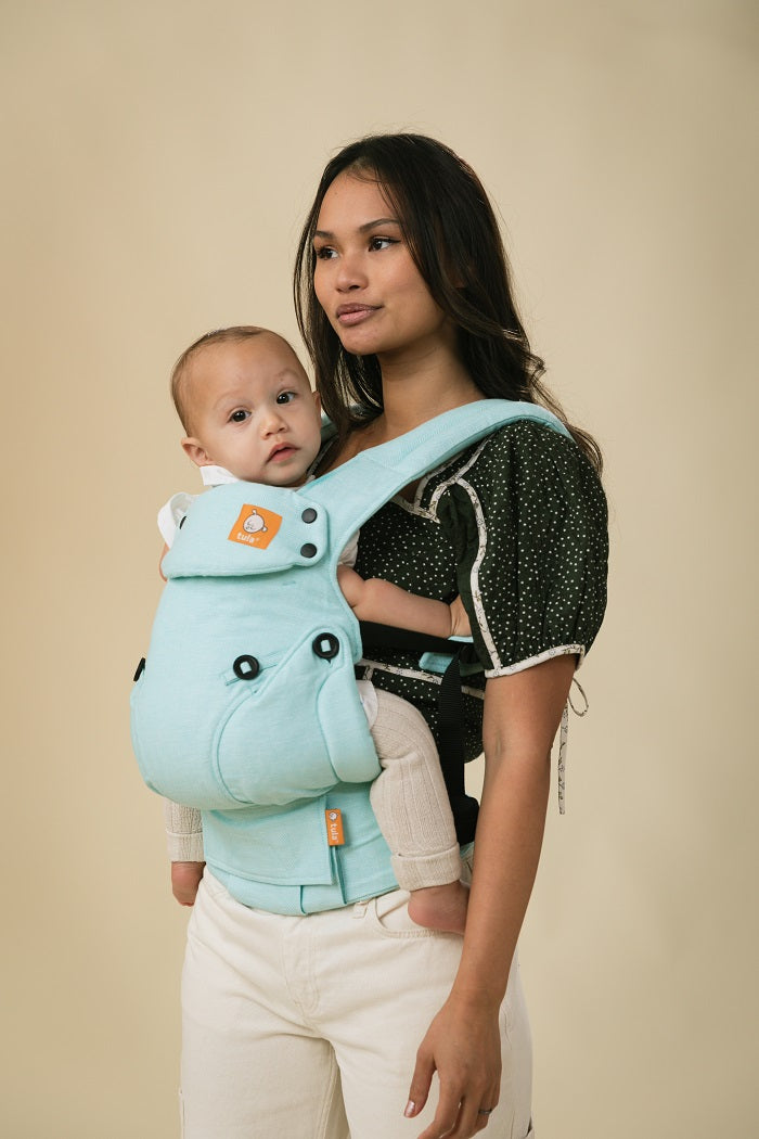 Mama nosi dziecko w nosidełku Tula Linen Explore Robin