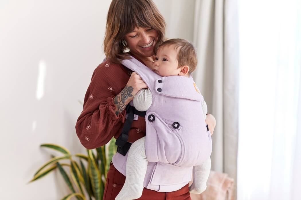 Mama nosi dziecko w pozycji przodem do rodzica w nosidełku Tula Linen Explore Starling
