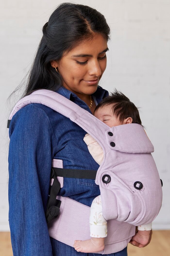 Mama nosi śpiące dziecko w nosidełku Tula Explore z lnu