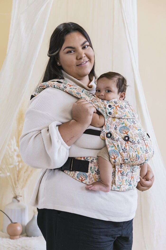 Mama nosi niemowlę w nosidełku Tula Explore Charmed.