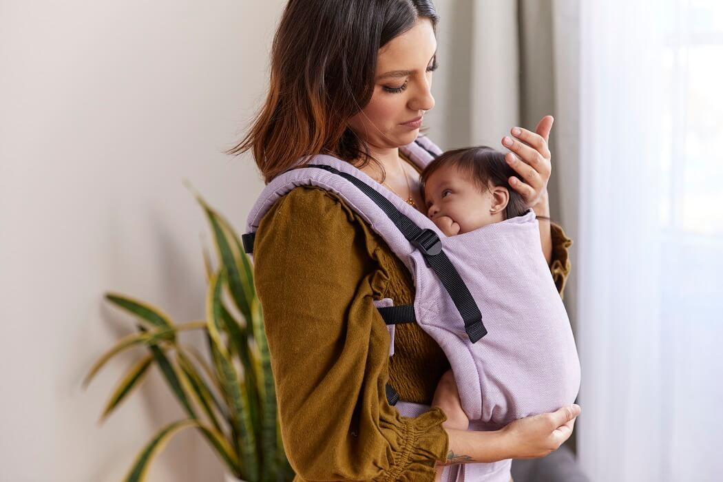 Mama tuli maluszka w nosidełku Tula Linen Free-to-Grow