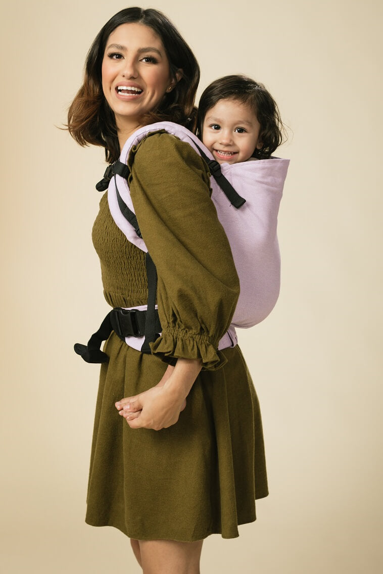 Mama nosi przedszkolaka w nosidełku Tula Linen Toddler w pozycji na plecach