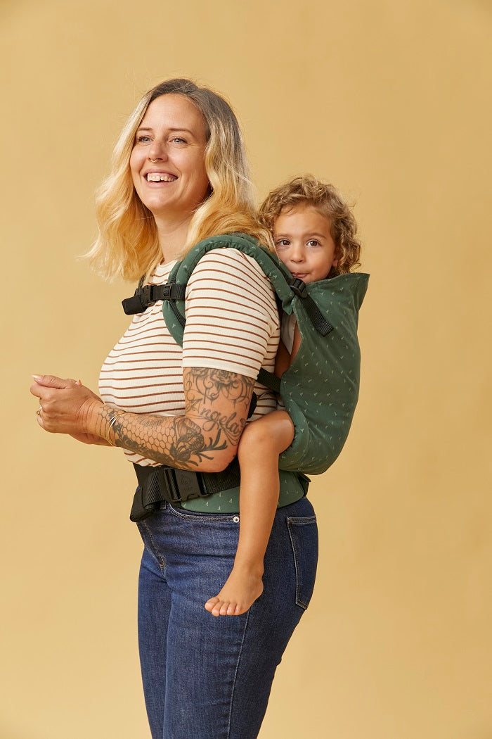 Mama nosi przedszkolaka w nosidełku Toddler dla starszych dzieci