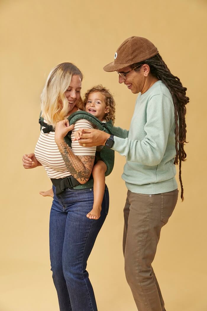 Mama nosi na plecach dziecko w nosidełku Tula Toddler Seedling