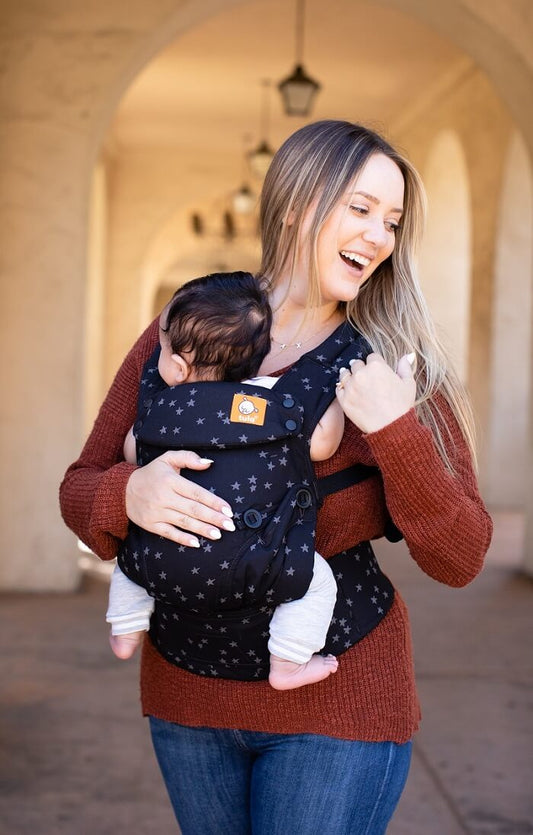 Mama nosi dziecko w Nosidełko dla niemowląt Tula Explore Discover w pozycji z przodu