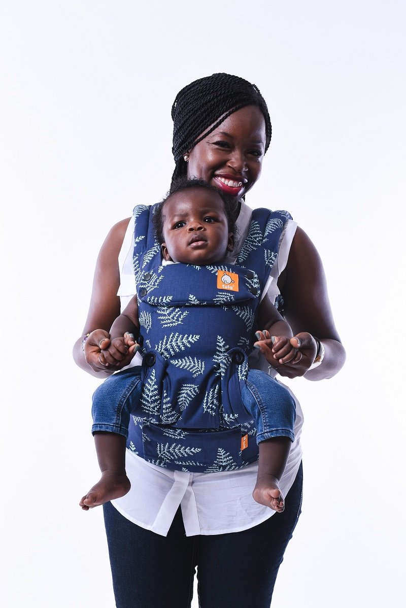 Mama nosi dziecko w pozycji przodem do świata nosidełku Tula Explore Everblue