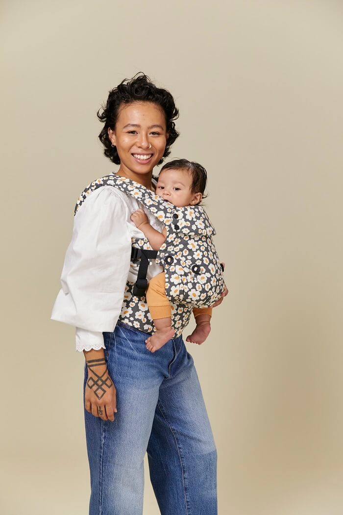 Mama nosi niemowlę w ergonomicznej pozycji przodem do rodzica w nosidełku Tula Explore