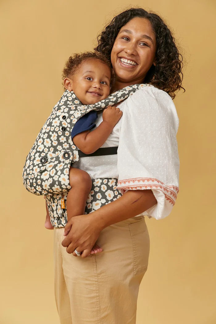 Mama nosi niemowlę w ergonomicznej pozycji przodem do rodzica w nosidełku Tula Explore