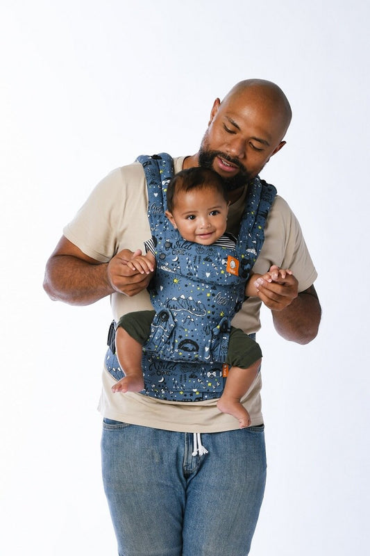 Tata nosi dziecko w pozycji przodem do świata w nosidełku dla niemowląt Tula Explore Wander