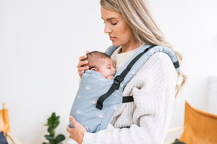 Mama nosi dziecko w ergonomicznym nosidełku Tula Free-to-Grow